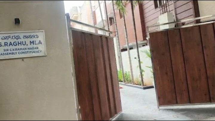 Custom open wood-finish entrance gate project