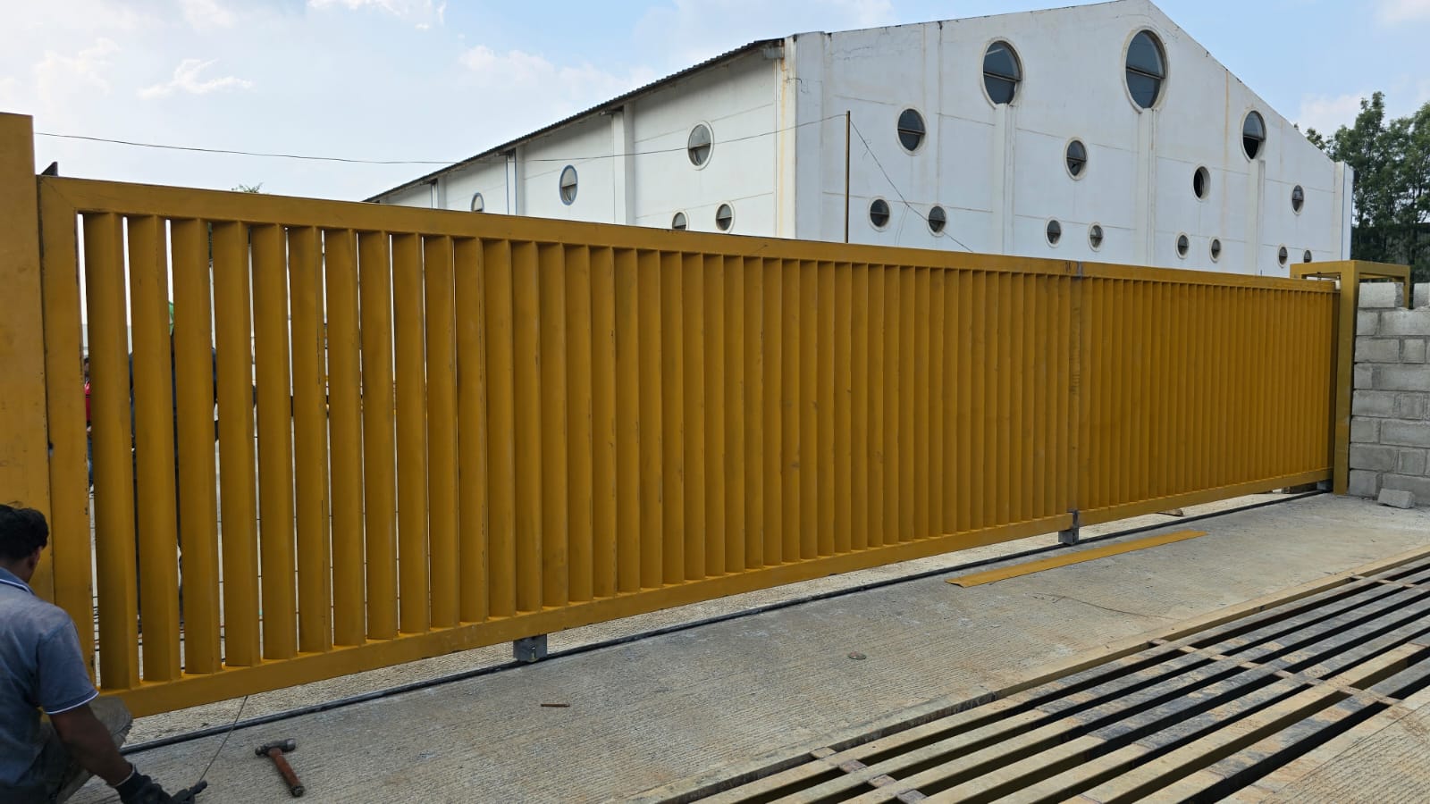 Large industrial sliding gate