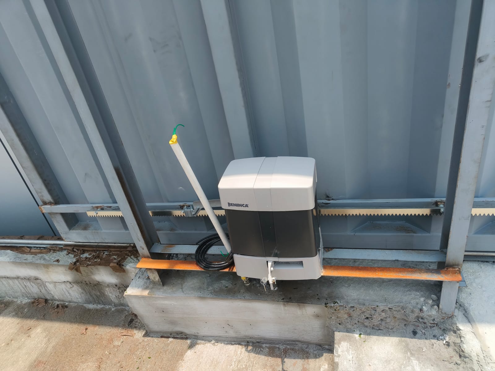 Automatic motor fitted to a sliding gate