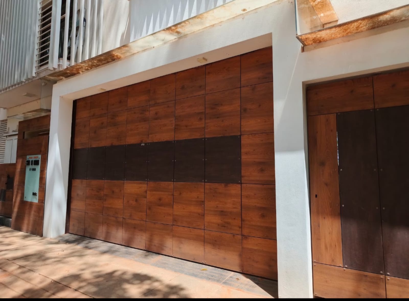 Timber-look rolling shutter at a residential entrance